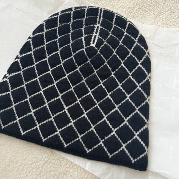 Auth Chanel CC Logo Quilted Black White Cashmere Beanie - Picture 4 of 8